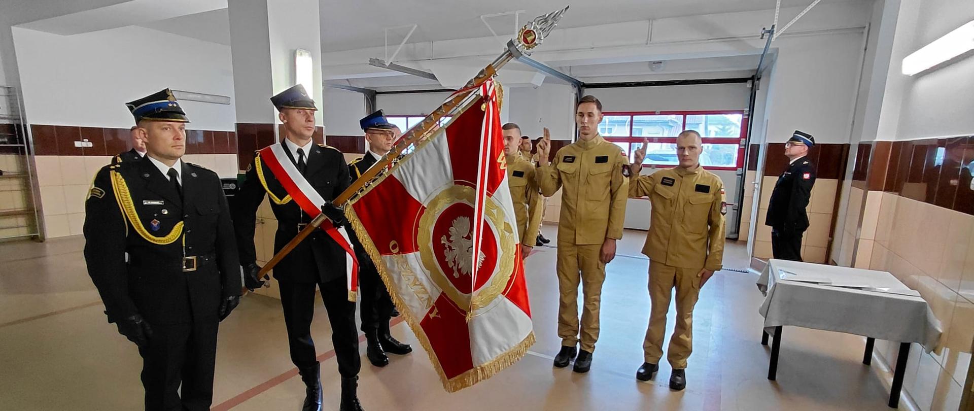 Ślubowanie nowo przyjętych strażaków
