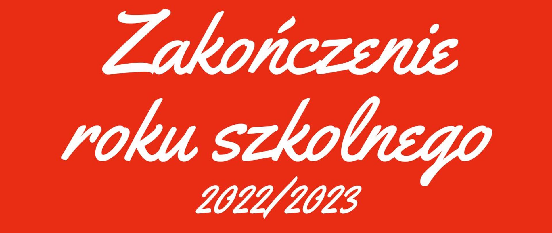 Na czerwonym tle w nagłówku białe logo szkoły. Poniżej czarna czapka studencka. W środkowej części biały napis informujący o zakończeniu roku szkolnego. Pod nim data. Obok żółty emotikon. Pod datą grafika przedstawiająca czarną pięciolinię z nutkami. W stopce informacja o której i gdzie będzie wydarzenie.