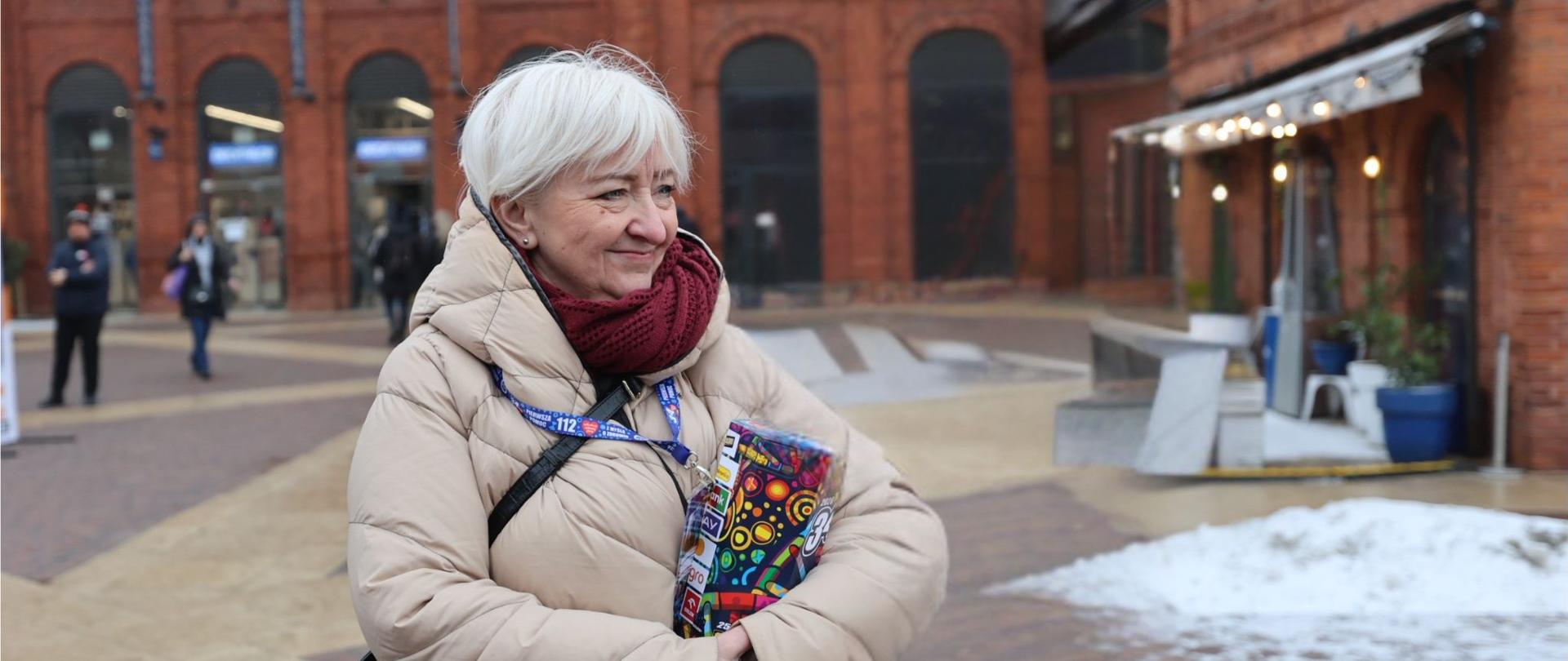 Wojewoda łódzki Dorota Ryl podczas kwesty z okazji 34. finału WOŚP na rynku Manufaktury w Łodzi.