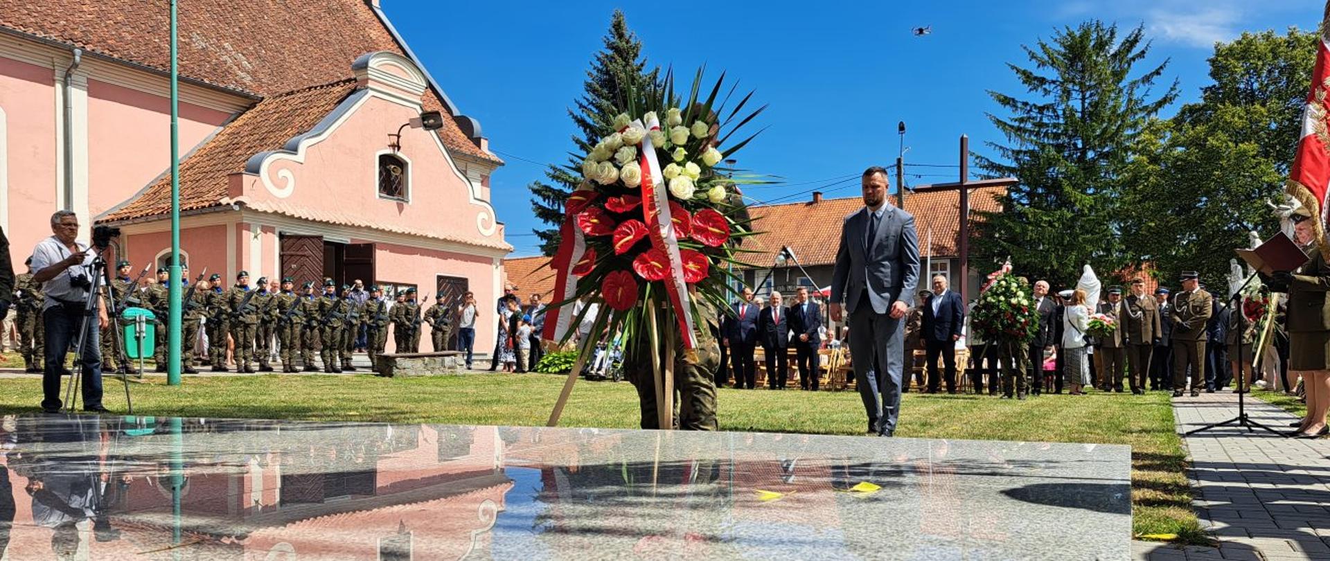 Wicewojewoda składa kwiaty pod pomnikiem 