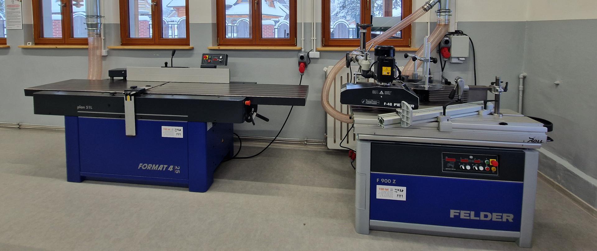 Na zdjęciu widzimy wnętrze hali maszyn po remoncie. W pomieszczeniu ustawione są nowoczesne maszyny służące do obróbki maszyn. Widoczne jest również dodatkowe wyposażenie oraz instalacja wentylacyjna oraz odciągowa trocin i pyłu z drewna