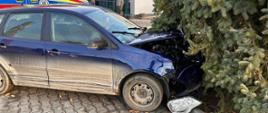 Samochód po uderzeniu w drzewo