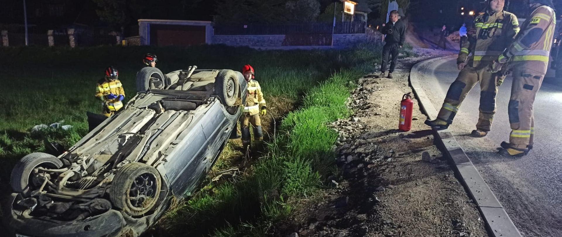 Dachowanie samochodu osobowego w Kościelisku na ulicy Salamandra