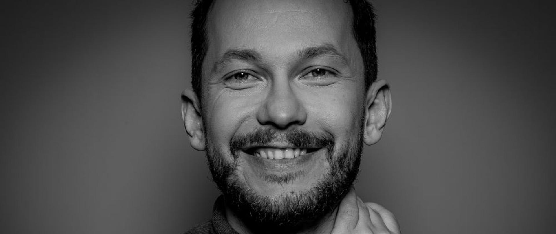 Tomasz Kireńczuk jest krytykiem teatralnym, dramaturgiem, kuratorem projektów artystycznych. W latach 2011-2019 związany był z Międzynarodowym Festiwalem Teatralnym Dialog-Wrocław. Jest współzałożycielem i wieloletnim (do 2021 roku) dyrektorem programowym Teatru Nowego w Krakowie. Od 2021 roku pracuje jako dyrektor artystyczny Santarcangelo Festival, jednym z najważniejszych festiwali teatralnych w Europie.