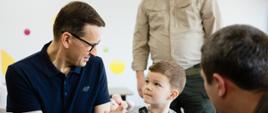 Premier Mateusz Morawiecki podczas wizyty w modułowych miasteczkach dla Ukraińców w Borodziance