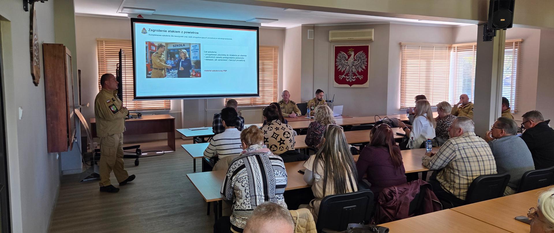 Na zdjęciu widać funkcjonariuszy Komendy Powiatowej PSP w Świebodzinie podczas szkolenia z Dyrektorami placówek oświatowych z terenu powiatu świebodzińskiego w zakresie sporządzenia i wdrożenia procedur ewakuacji na wypadek alarmu o zagrożeniu z powietrza