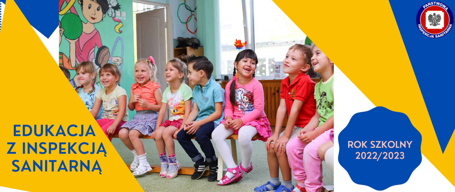 Uśmiechnięte dzieci na ławce w przedszkolu