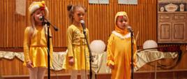 Trójka dzieci występująca na scenie ZSM w Krośnie.