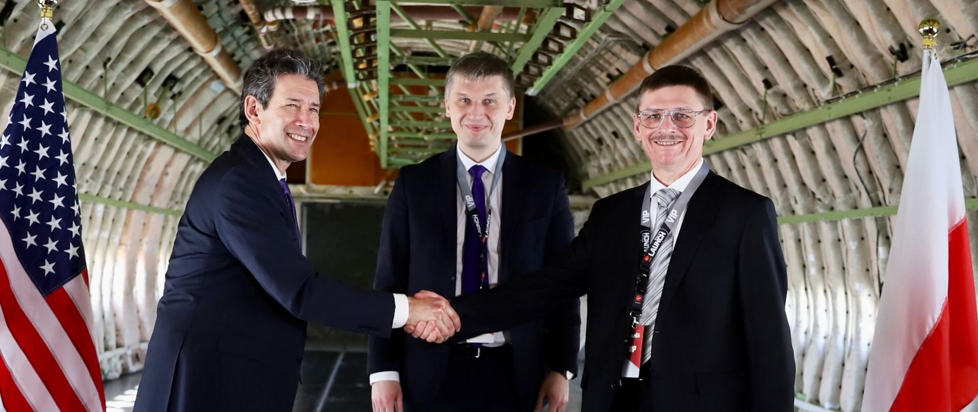 Minister Piotr Nowak - podpisanie listu intencyjnego Virgin Orbit, uścisk dłoni
