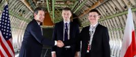 Minister Piotr Nowak - podpisanie listu intencyjnego Virgin Orbit, uścisk dłoni