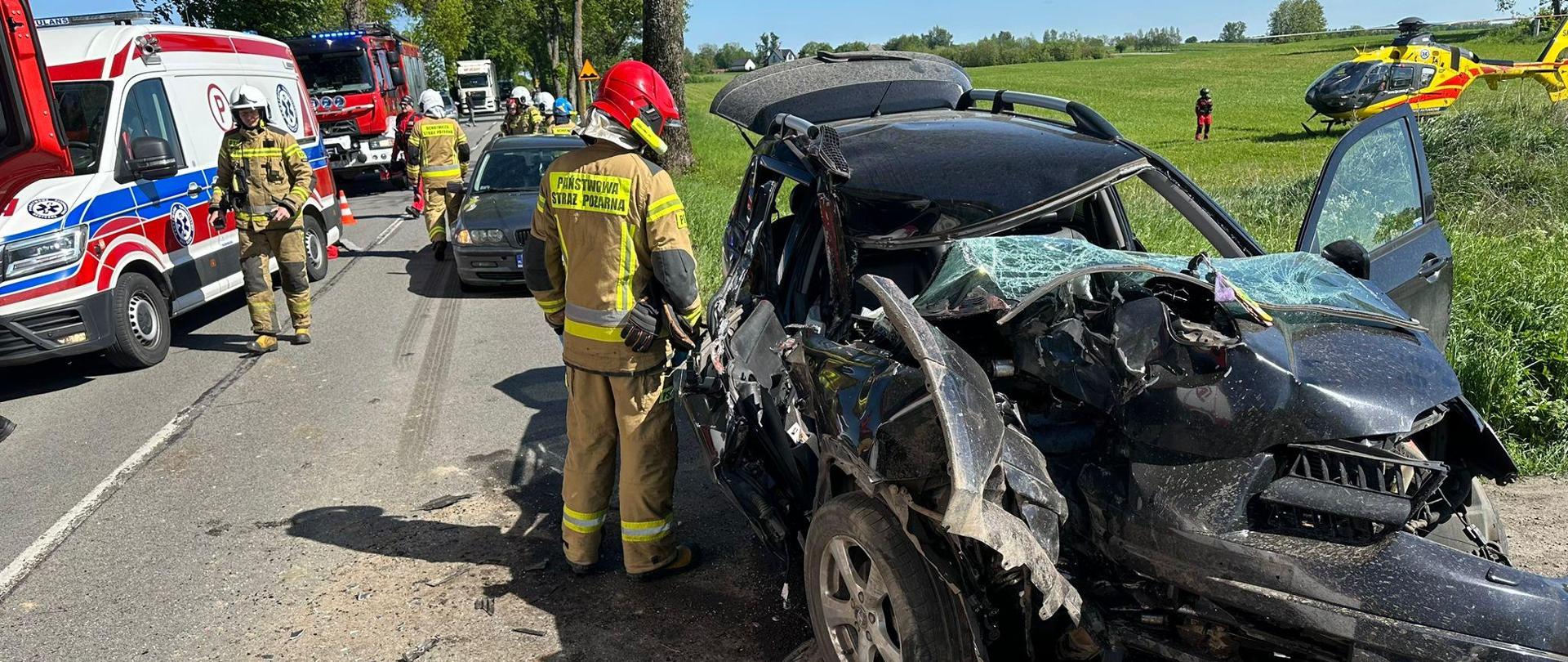 Zdjęcie przedstawia uszkodzone auto