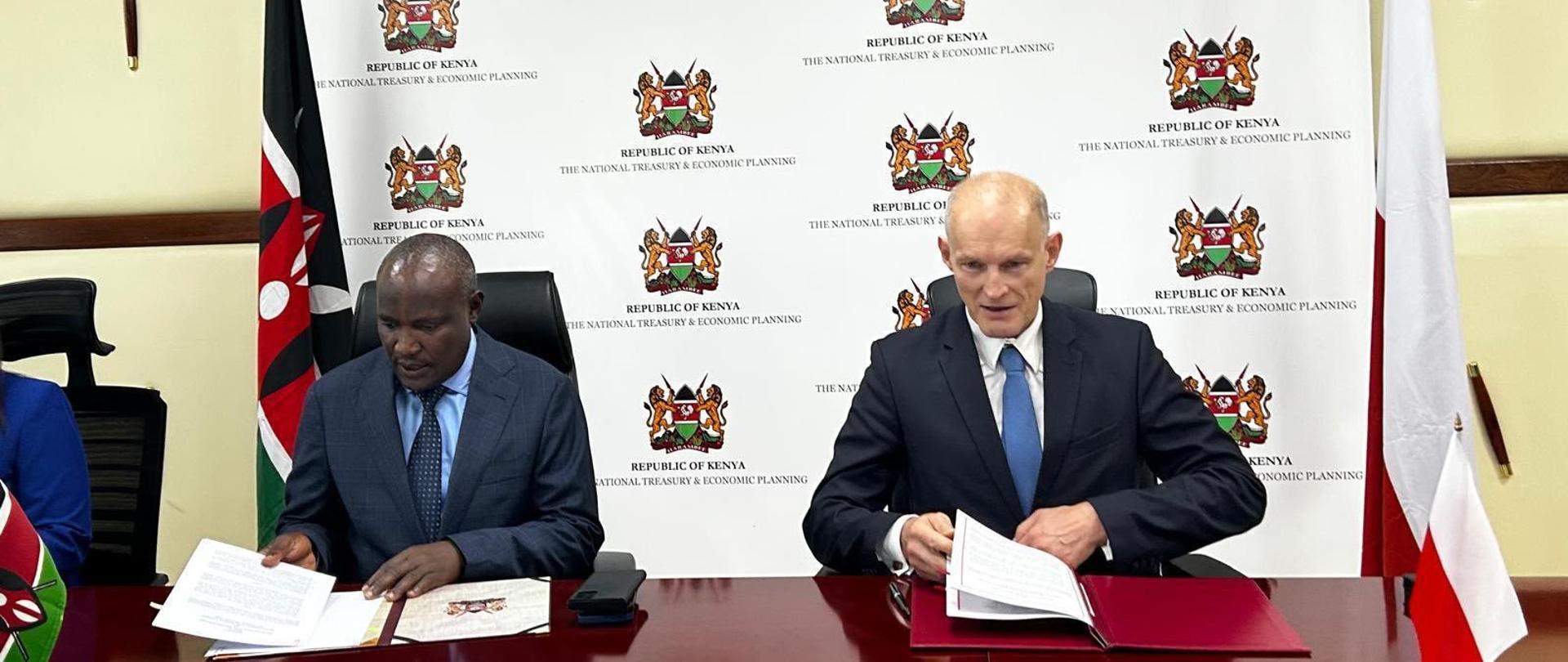Wiceminister Wojciech Zajączkowski i i minister skarbu Kenii John Mbadi Ng’ongo podpisujący umowę o kredycie wiązanym.