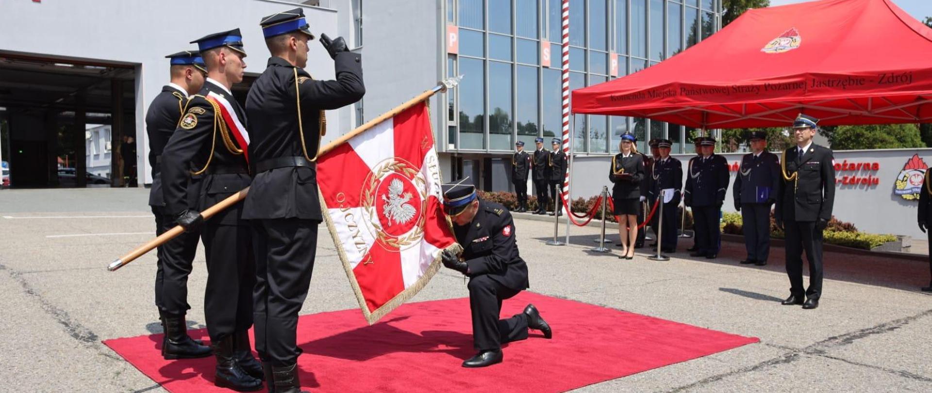 Nowy Komendant oddaje honor przez ucałowanie sztandaru