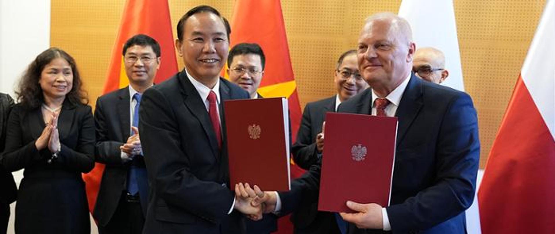 Hai thứ trưởng nông nghiệp Ba Lan và Việt Nam ký biên bản cuộc họp (Ảnh. BNNPTNT)