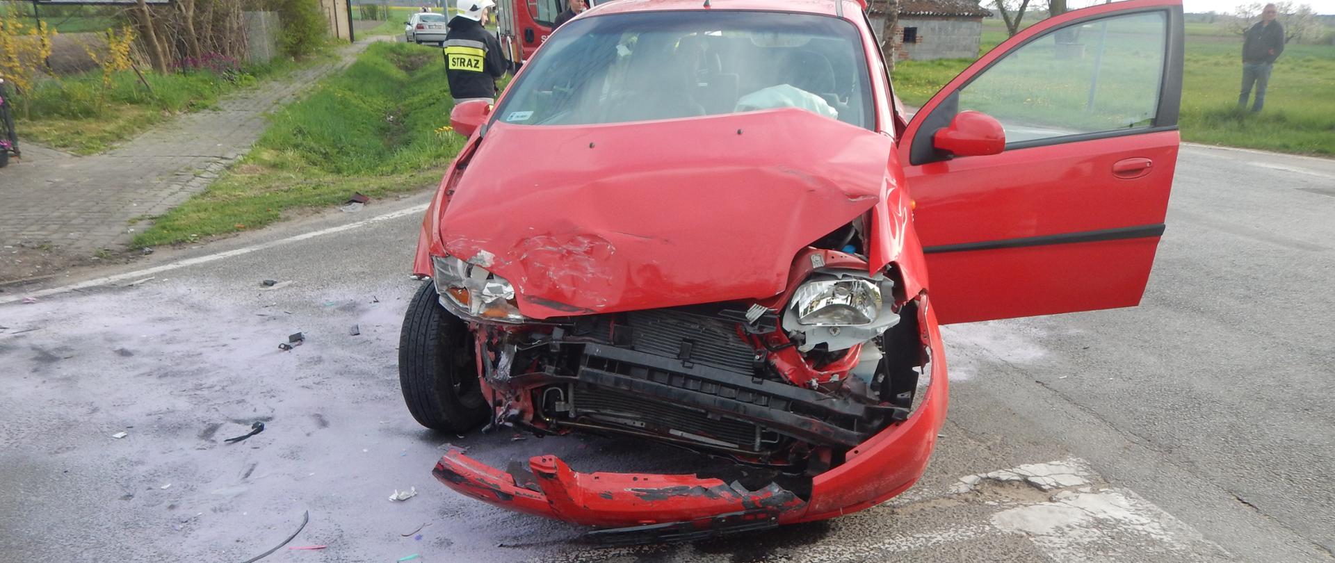 Zdjęcie przedstawia uszkodzony przód samochodu