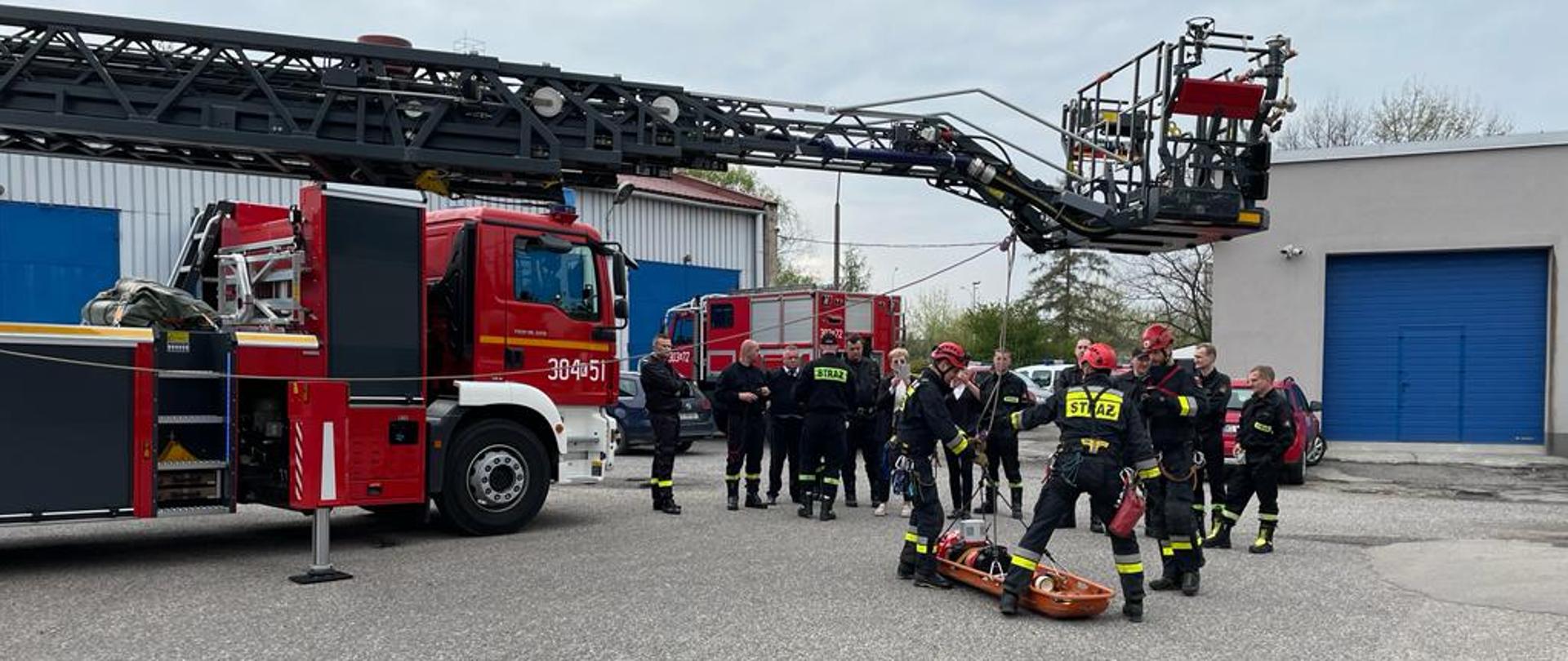 Strażacy w trakcie szkolenia z ratownictwa medycznego 