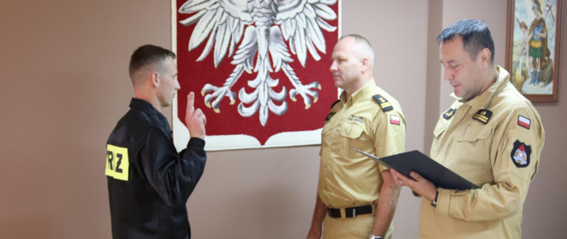 Składanie ślubowanie przez Pana Mateusza Kurkiewicza na ręce komendanta powiatowego PSP w Stalowej Woli bryg. Szczepana Kozioł