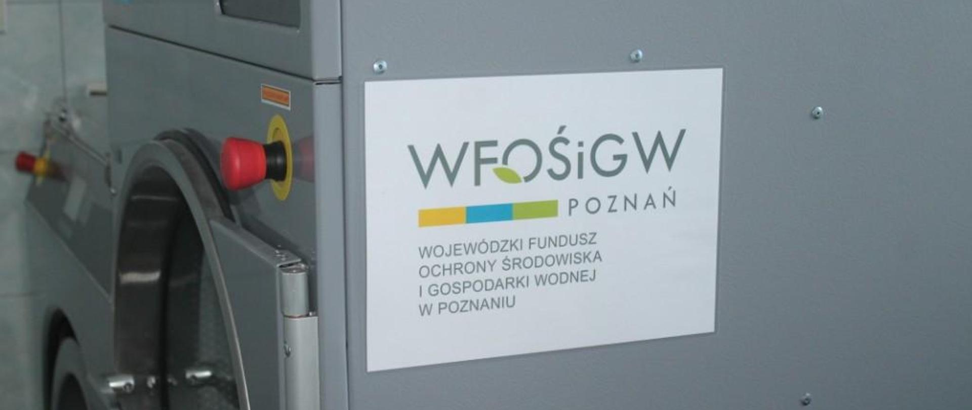 Zdjęcie przestawia zestaw do prania, impregnacji i dezynfekcji oraz suszenia ubrań specjalnych dla Komendy Powiatowej Państwowej Straży Pożarnej