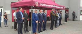 Oficjele zebrani pod czerwonym namiotem, wśród nich Zastępca Komendanta Wojewódzkiego PSP i Komendant Miejski PSP w Bydgoszczy