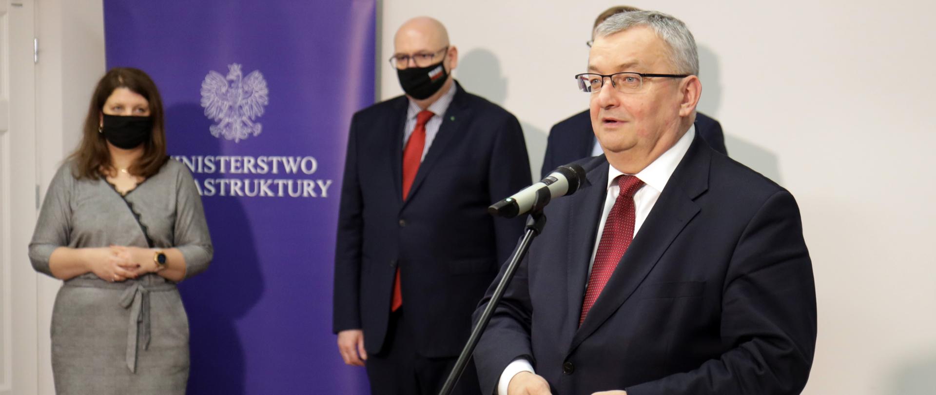 Minister infrastruktury Andrzej Adamczyk zatwierdził aneks do Programu inwestycji dla rozbudowy drogi krajowej nr 62 (ul. Wyszogrodzka) w Płocku do dwóch jezdni po dwa pasy ruchu na odc. od Alei Armii Krajowej do granicy miasta. 
