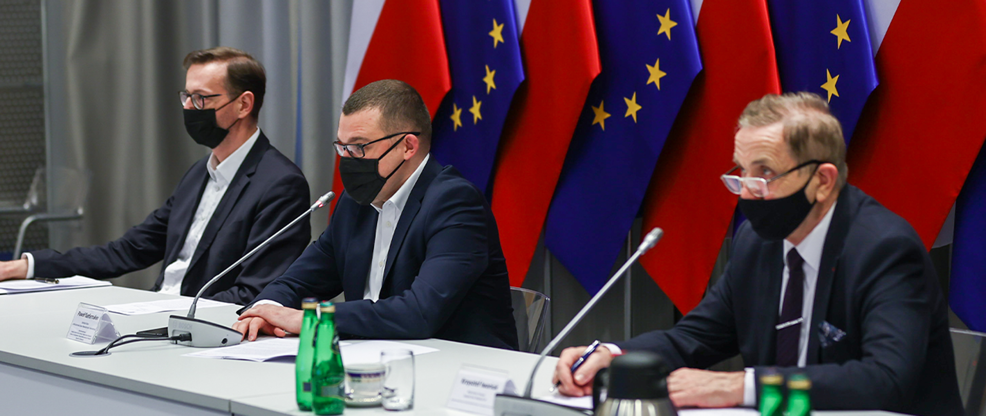 Wiceminister Paweł Szefernaker oraz Krzysztof Iwaniuk współprzewodniczący posiedzeniu Komisji.