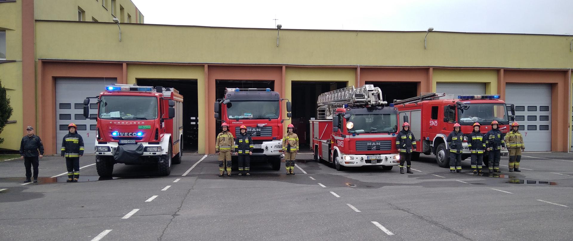 Na zdjęciu widać strażaków z JRG Sieradz którzy oddają cześć tragicznie zmarłemu na służbie policjantowi