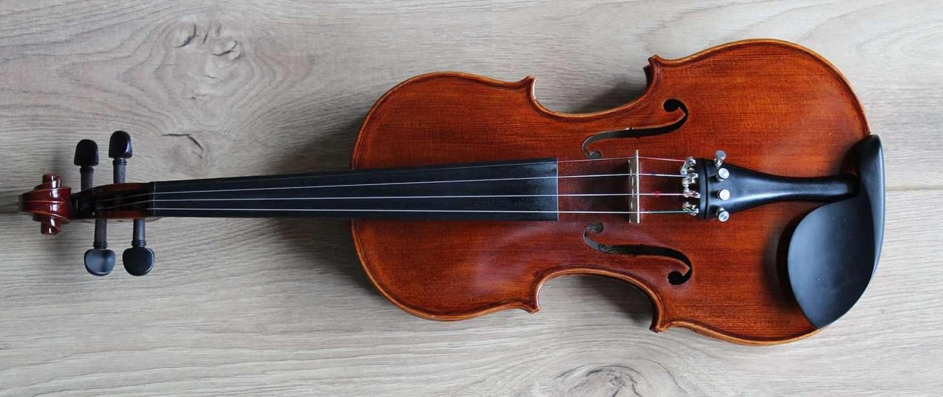 Skrzypce leżące na podłodze