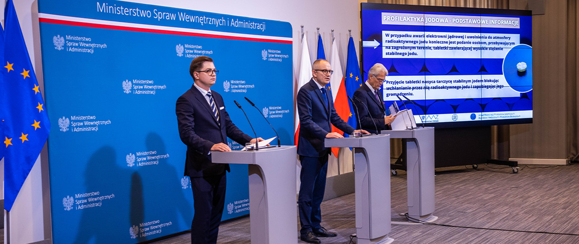 Konferencja MSWiA z udziałem prezesa PAA dr Łukasza Młynarkiewicza. Od lewej: prezes Państwowej Agencji dr Łukasz Młynarkiewicz, Błażej Poboży – wiceminister MSWiA oraz prof. dr hab. n. med. Wojciech Zgliczyński – kierownik Kliniki Endokrynologii CMKP w Szpitalu Bielańskim, konsultant województwa mazowieckiego w zakresie endokrynologii.
