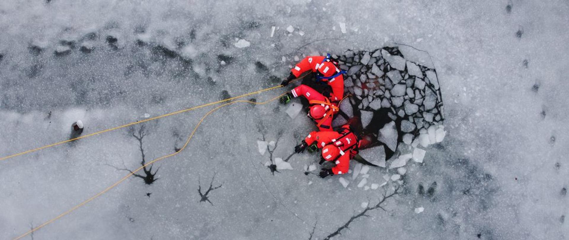 Pękający kruchy lód - niebezpieczeństwo wychłodzenia i zatonięcia. 