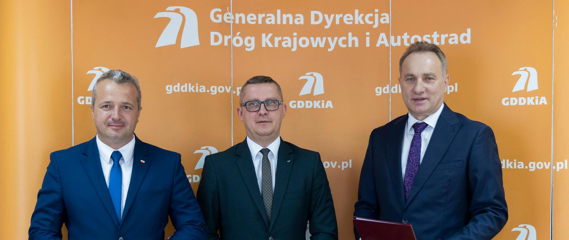 Trzech mężczyzn pozujących do zdjęcia