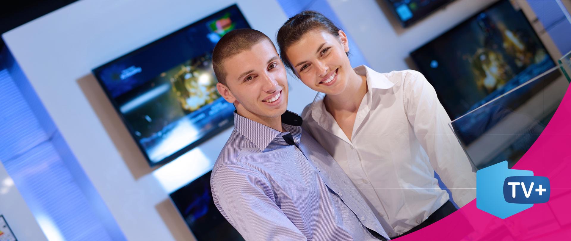 Zdjęcie przedstawiające młodych ludzi, kobietę i mężczyznę przed ekranem telewizora. 