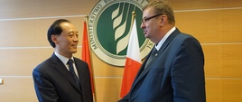 Wiceministrowie Szymon Giżyński oraz Yu Xinrong