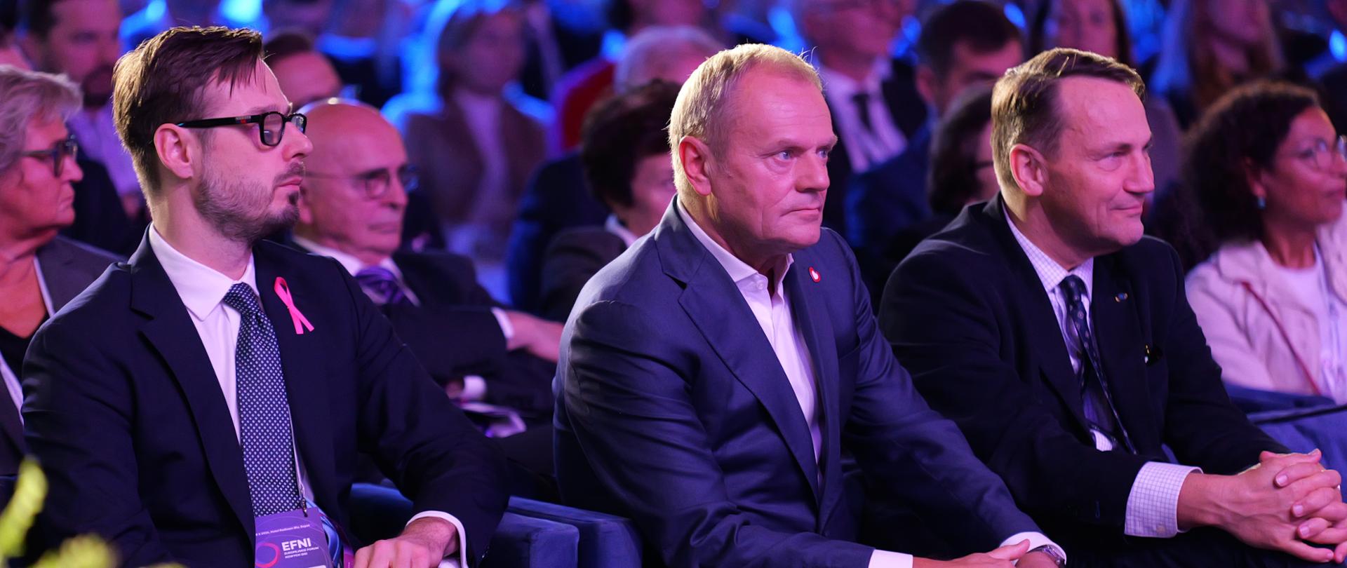 Minister Jakub Jaworowski, Premier Donald Tusk oraz Minister Radosław Sikorski podczas Europejskiego Forum Nowych Idei w Sopocie.