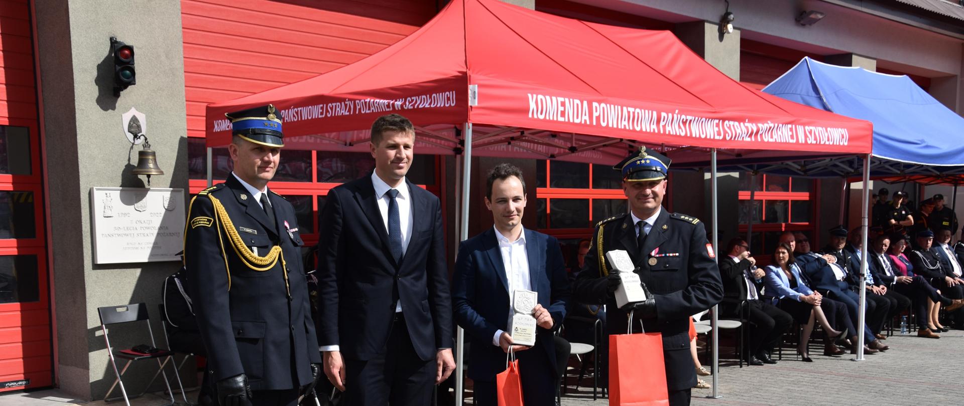 Na zdjęciu czterech mężczyzn z otrzymanymi nagrodami 