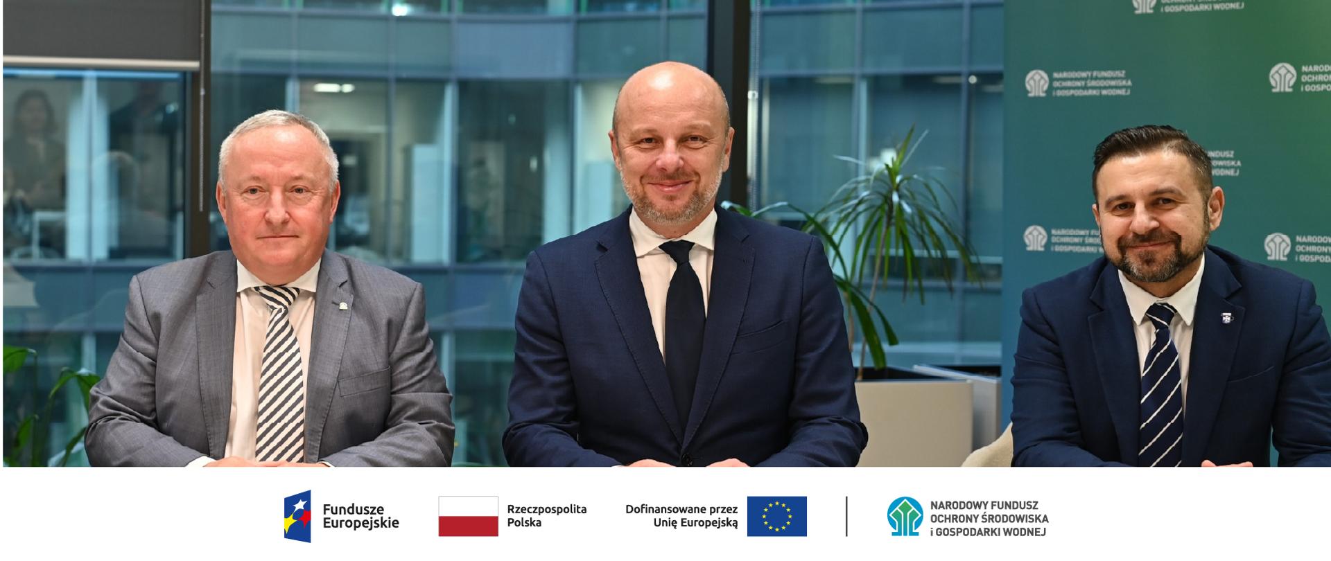 Na zdjęciu od lewej: Paweł Augustyn, zastępca prezesa zarządu NFOŚiGW, Konrad Fijołek, prezydent miasta Rzeszów, Krzysztof Stańko, zastępca prezydenta miasta Rzeszów. Fundusze Europejskie, flaga Rzeczypospolita Polska, UE i Dofinansowane przez UE, NFOŚiGW.