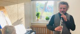 zdjęcie nauczyciela klarnetu z dziećmi
