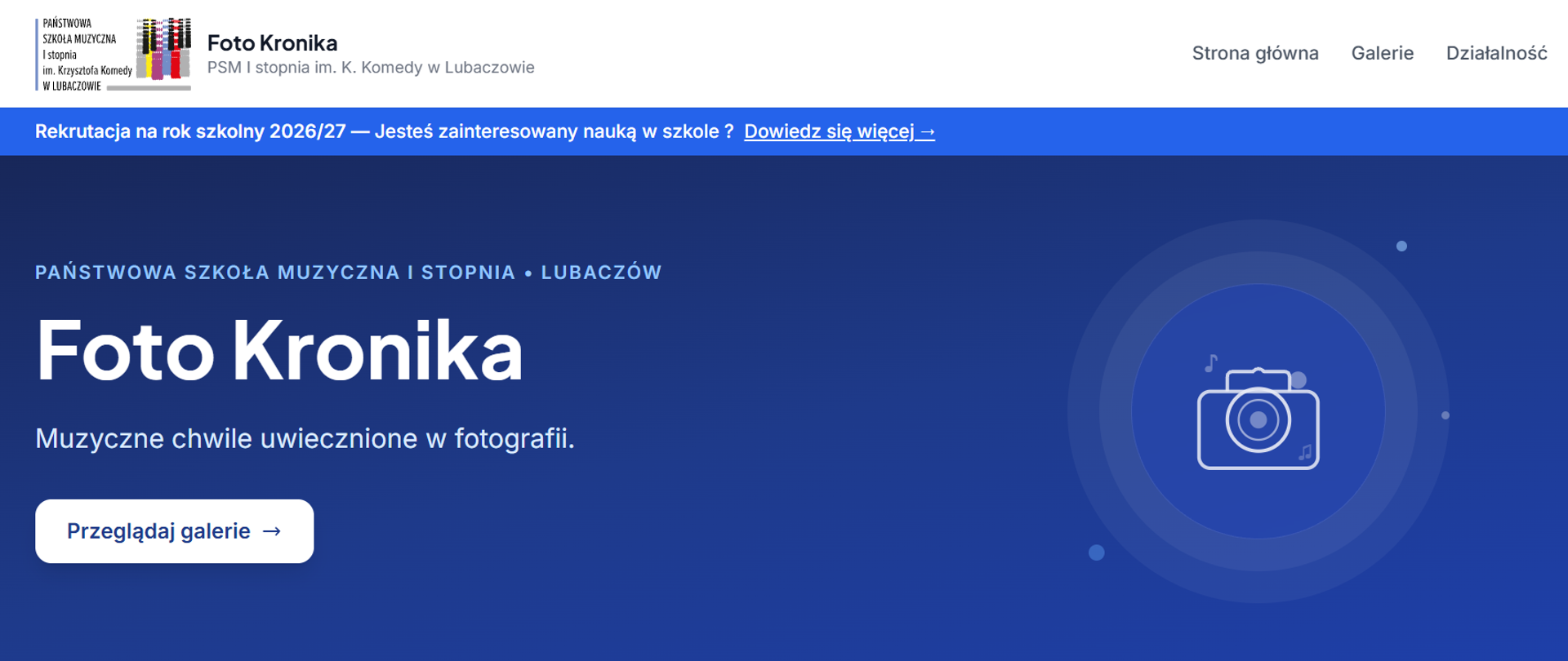 Zrzut ekranu przedstawiający fragment strony internetowej "Foto Kronika" Państwowej Szkoły Muzycznej I stopnia w Lubaczowie. W górnej części widoczne jest białe menu z logotypem szkoły oraz odnośnikami: Strona główna, Galerie, Działalność i Kontakt. Poniżej znajduje się szeroki, granatowy baner z dużym białym napisem „Foto Kronika” oraz podtytułem „Muzyczne chwile uwiecznione w fotografii”, obok którego umieszczono minimalistyczną ikonę aparatu fotograficznego w jasnych, koncentrycznych kręgach. Na banerze widnieje także przycisk „Przeglądaj galerie →”, a nad całością umieszczono niebieski pasek informacyjny dotyczący rekrutacji na rok szkolny 2026/27.