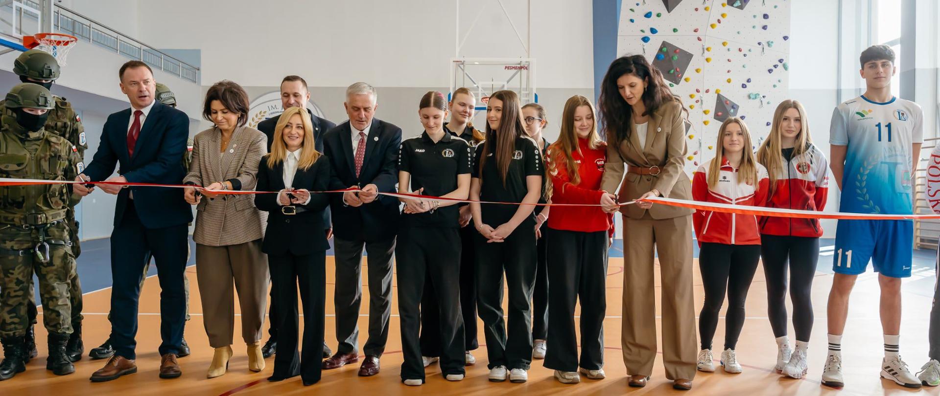 Oficjalne przecięcie wstęgi na parkiecie wyremontowanej sali