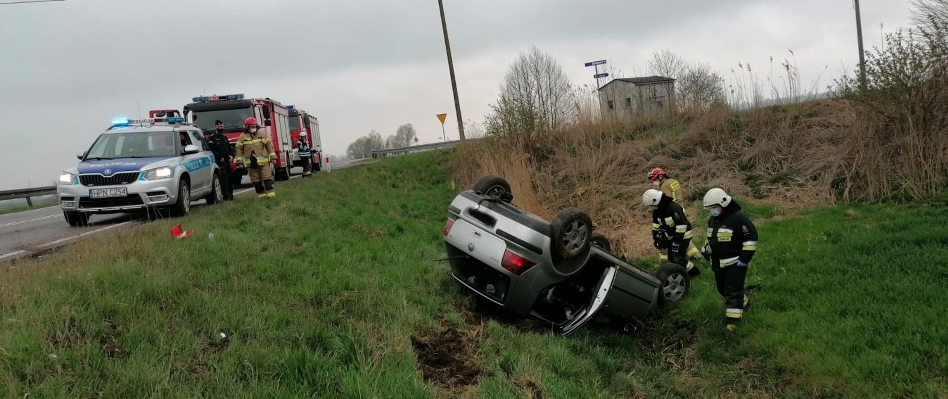 Fotografia przedstawia strażaków podczas działań przy wypadku drogowym na drodze krajowej nr 22 w miejscowości Królewo