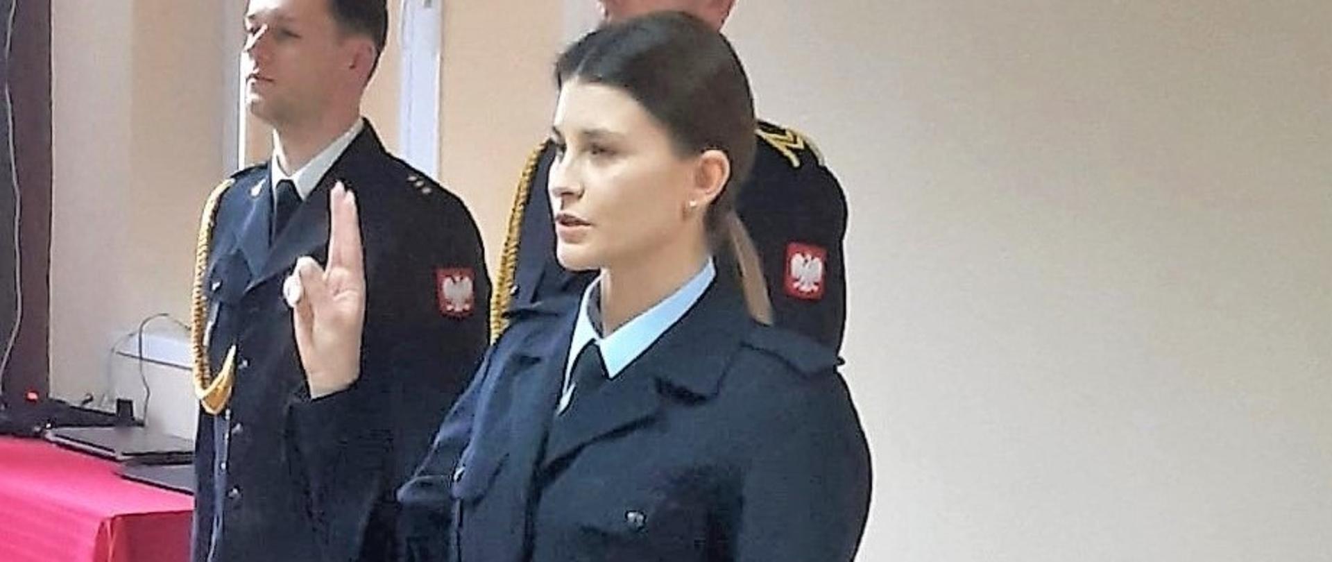 W dniu 1 lutego 2023 roku w siedzibie Komendy Powiatowej Państwowej Straży Pożarnej w Przasnyszu odbyło się uroczyste ślubowanie str. Diany Anny Ćwiek.
Ślubowanie przyjął Komendant Powiatowy PSP w Przasnyszu st.bryg. Waldemar Białczak.
Uroczystość z udziałem kadry Komendy oraz Jednostki Ratowniczo-Gaśniczej w Przasnyszu poprowadził Z-ca Komendanta Powiatowego PSP w Przasnyszu bryg. Jarosław Andruszkiewicz.
Słowem wstępu Komendant Powiatowy nawiązał do roty ślubowania, podkreślając znaczenie tej chwili w życiu zawodowym każdego strażaka. Zaznaczył także, że funkcjonariusz reprezentuje tą formację nie tylko w czasie służby, ale także poza nią. Podkreślił, że służba w Straży Pożarnej nie jest łatwa i wymaga oddania oraz wielkiego serca do pracy.
Podejmując służbę w Państwowej Straży Pożarnej, strażak składa ślubowanie według następującej roty:
„Ja, obywatel Rzeczypospolitej Polskiej, świadom podejmowanych obowiązków strażaka, uroczyście ślubuję być ofiarnym i mężnym w ratowaniu zagrożonego życia ludzkiego i wszelkiego mienia - nawet z narażeniem życia. Wykonując powierzone mi zadania, ślubuję przestrzegać prawa, dyscypliny służbowej oraz wykonywać polecenia przełożonych. Ślubuję strzec tajemnic związanych ze służbą, a także honoru, godności i dobrego imienia służby oraz przestrzegać zasad etyki zawodowej.”.
Po wypowiedzeniu słów roty str. Anna Ćwiek podpisała formularz aktu ślubowania, który przyjął i podpisał Komendant Powiatowy.
Na zakończenie st.bryg.Waldemar Białczak pogratulował funkcjonariuszce i życzył wszystkiego najlepszego w rozpoczynającej się karierze zawodowej.
Opracowanie i zdjęcia: kpt. Piotr Kuligowski.
