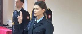 W dniu 1 lutego 2023 roku w siedzibie Komendy Powiatowej Państwowej Straży Pożarnej w Przasnyszu odbyło się uroczyste ślubowanie str. Diany Anny Ćwiek.
Ślubowanie przyjął Komendant Powiatowy PSP w Przasnyszu st.bryg. Waldemar Białczak.
Uroczystość z udziałem kadry Komendy oraz Jednostki Ratowniczo-Gaśniczej w Przasnyszu poprowadził Z-ca Komendanta Powiatowego PSP w Przasnyszu bryg. Jarosław Andruszkiewicz.
Słowem wstępu Komendant Powiatowy nawiązał do roty ślubowania, podkreślając znaczenie tej chwili w życiu zawodowym każdego strażaka. Zaznaczył także, że funkcjonariusz reprezentuje tą formację nie tylko w czasie służby, ale także poza nią. Podkreślił, że służba w Straży Pożarnej nie jest łatwa i wymaga oddania oraz wielkiego serca do pracy.
Podejmując służbę w Państwowej Straży Pożarnej, strażak składa ślubowanie według następującej roty:
„Ja, obywatel Rzeczypospolitej Polskiej, świadom podejmowanych obowiązków strażaka, uroczyście ślubuję być ofiarnym i mężnym w ratowaniu zagrożonego życia ludzkiego i wszelkiego mienia - nawet z narażeniem życia. Wykonując powierzone mi zadania, ślubuję przestrzegać prawa, dyscypliny służbowej oraz wykonywać polecenia przełożonych. Ślubuję strzec tajemnic związanych ze służbą, a także honoru, godności i dobrego imienia służby oraz przestrzegać zasad etyki zawodowej.”.
Po wypowiedzeniu słów roty str. Anna Ćwiek podpisała formularz aktu ślubowania, który przyjął i podpisał Komendant Powiatowy.
Na zakończenie st.bryg.Waldemar Białczak pogratulował funkcjonariuszce i życzył wszystkiego najlepszego w rozpoczynającej się karierze zawodowej.
Opracowanie i zdjęcia: kpt. Piotr Kuligowski.
