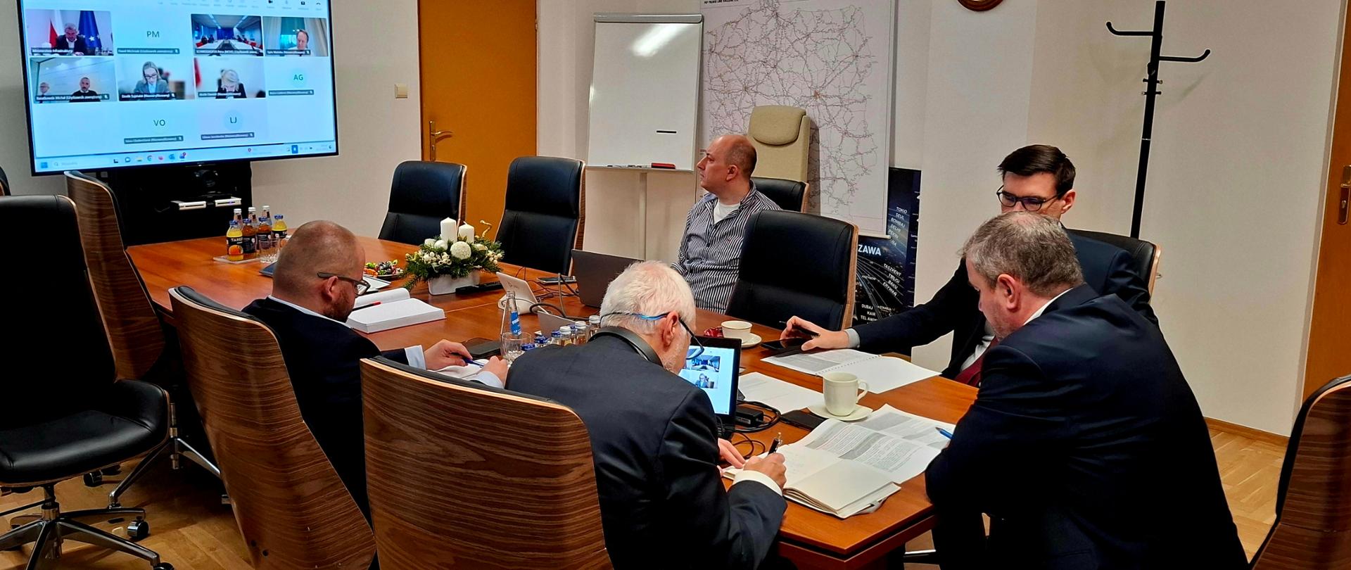 Sekretarz stanu Stanisław Bukowiec uczestniczył w trójstronnym spotkaniu w formie wideokonferencji poświęconym działaniom na rzecz pomocy polskim przedsiębiorcom, których środki transportu, znajdują się na terytorium Białorusi, bez możliwości przekroczenia granicy polsko-białoruskiej.