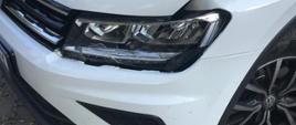 Zdjęcie przedstawia uszkodzony samochód marki VW Tiguan
