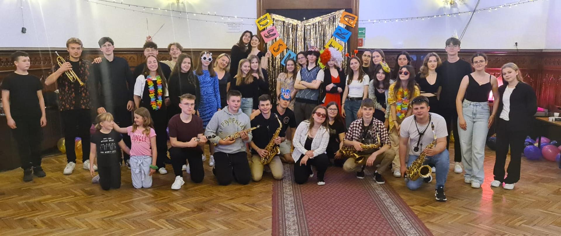 uczestnicy dyskoteki szkolnej w Sali Królewskiej PSM w Mielcu