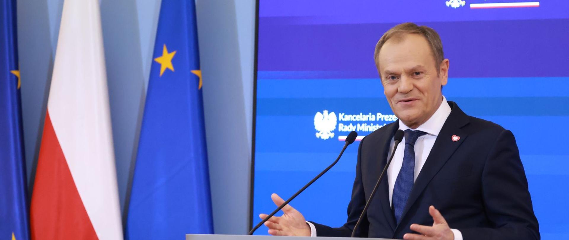 Premier Donald Tusk podczas konferencji prasowej w KPRM.