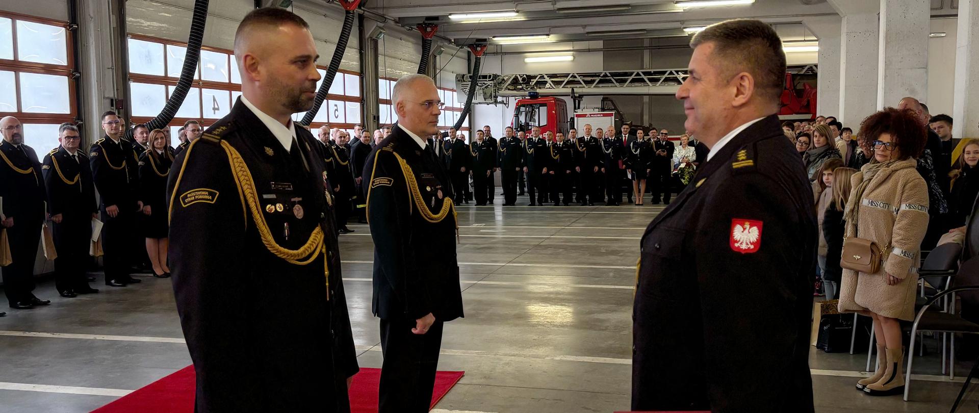 Garaż JRG nr 2 w Wałbrzychu. Na zdjęciach strażacy w mundurach wyjściowych oraz przedstawiciele miasta i powiatu. 