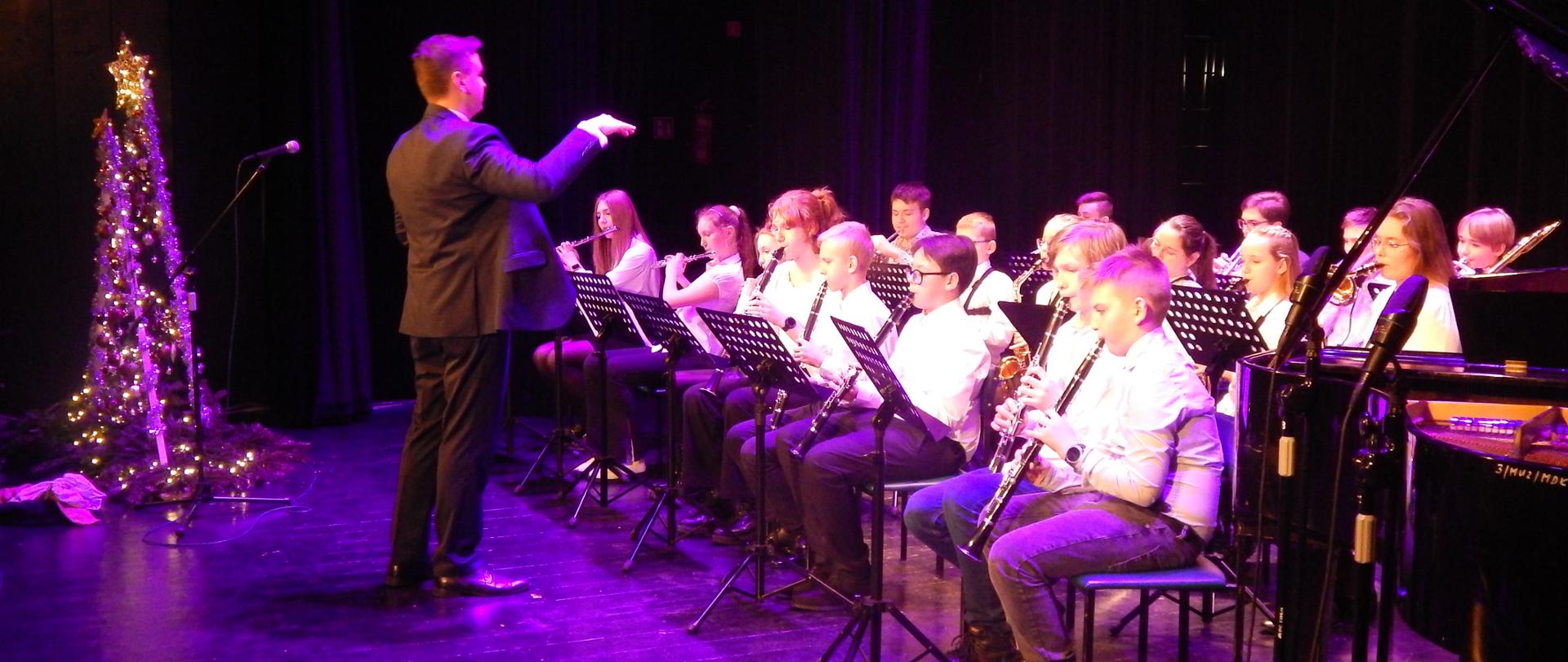 Orkiestra szkolna na scenie