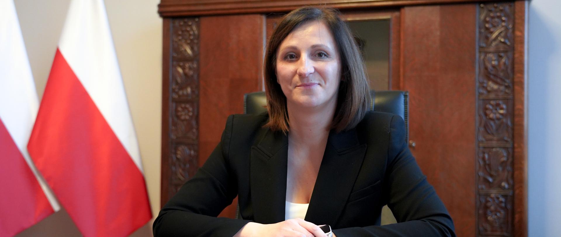 dyrektor generalna ZUW Anna Kołek za biurkiem