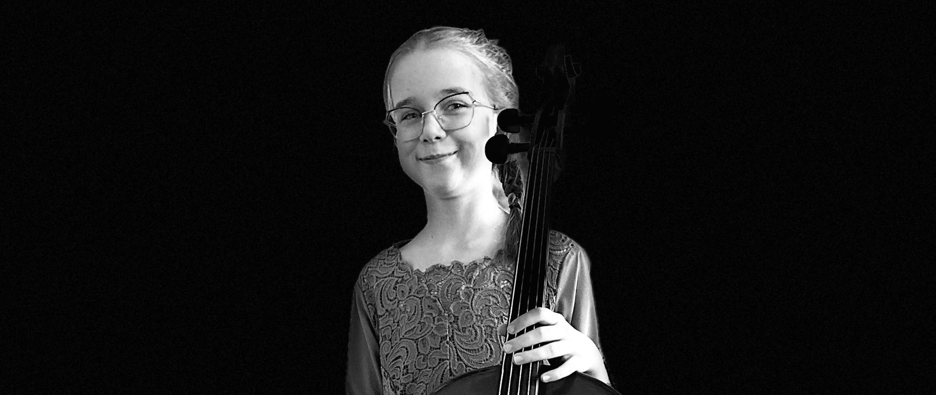 Uśmiechnięta dziewczynka w okularach z wiolonczelą na czarnym tle. Cała grafika w konwencji czarno-białej. 