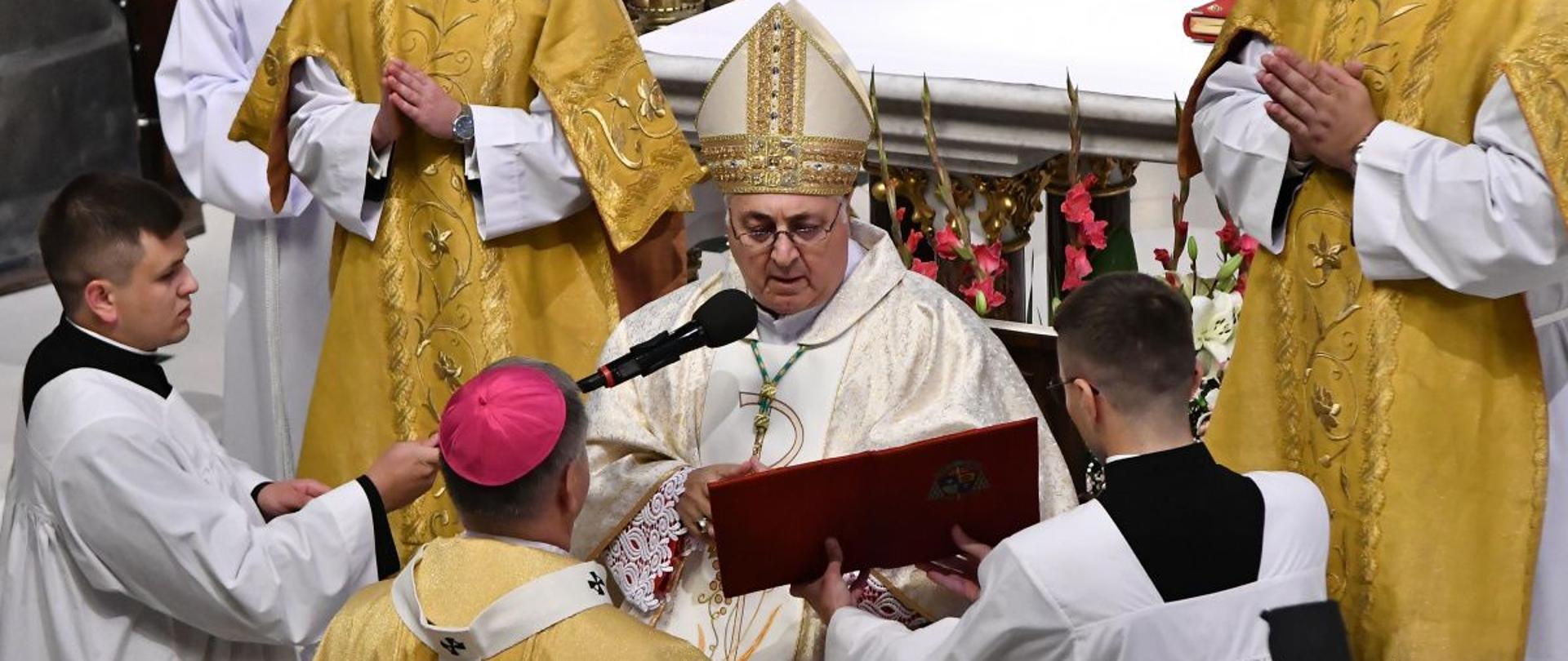 Uroczystość nałożenia paliusza arcybiskupowi Józefowi Guzdkowi fot. ArchiBial.pl